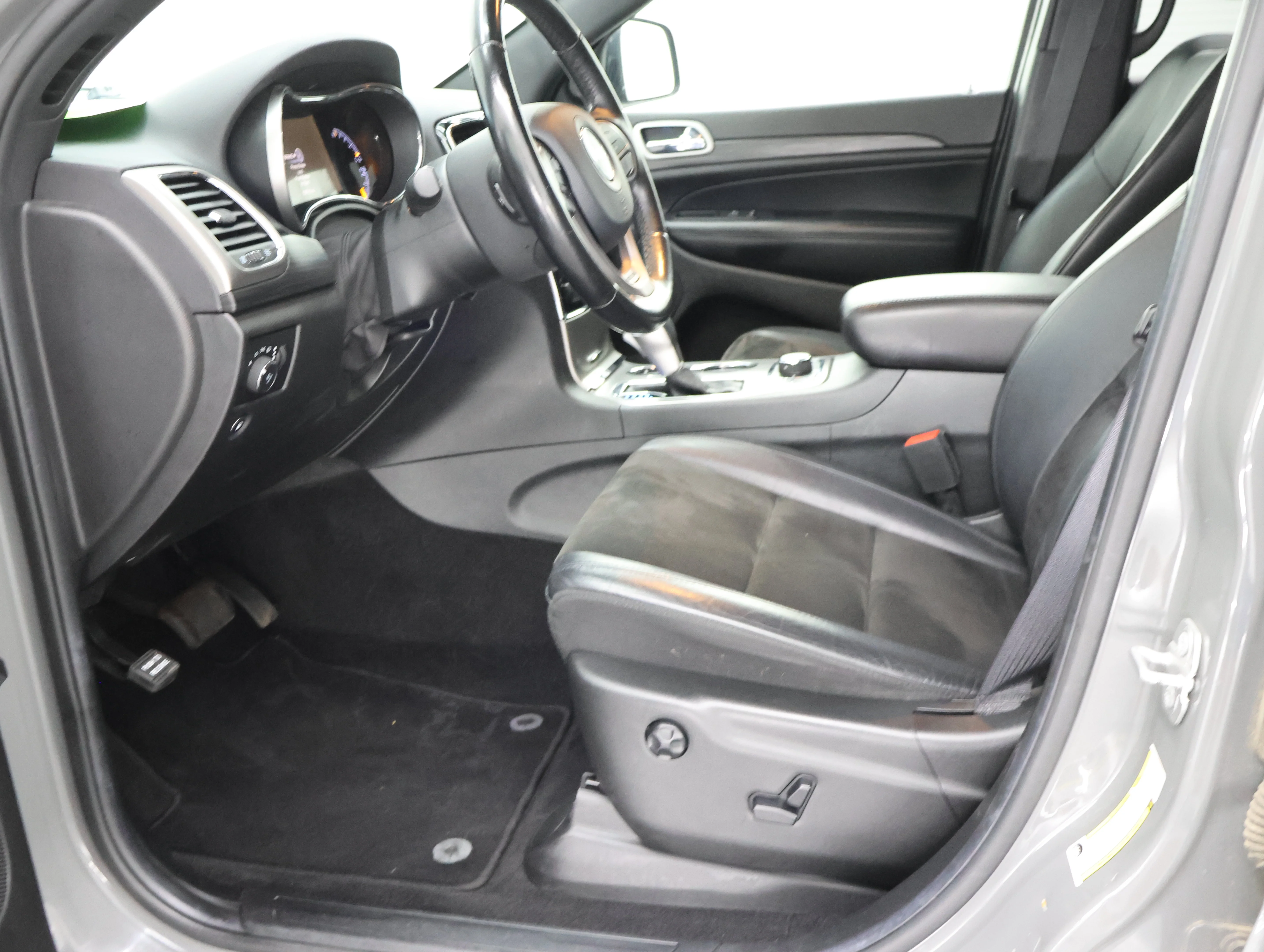 Used 2020 Sting-Gray Clearcoat Jeep Altitude image 8