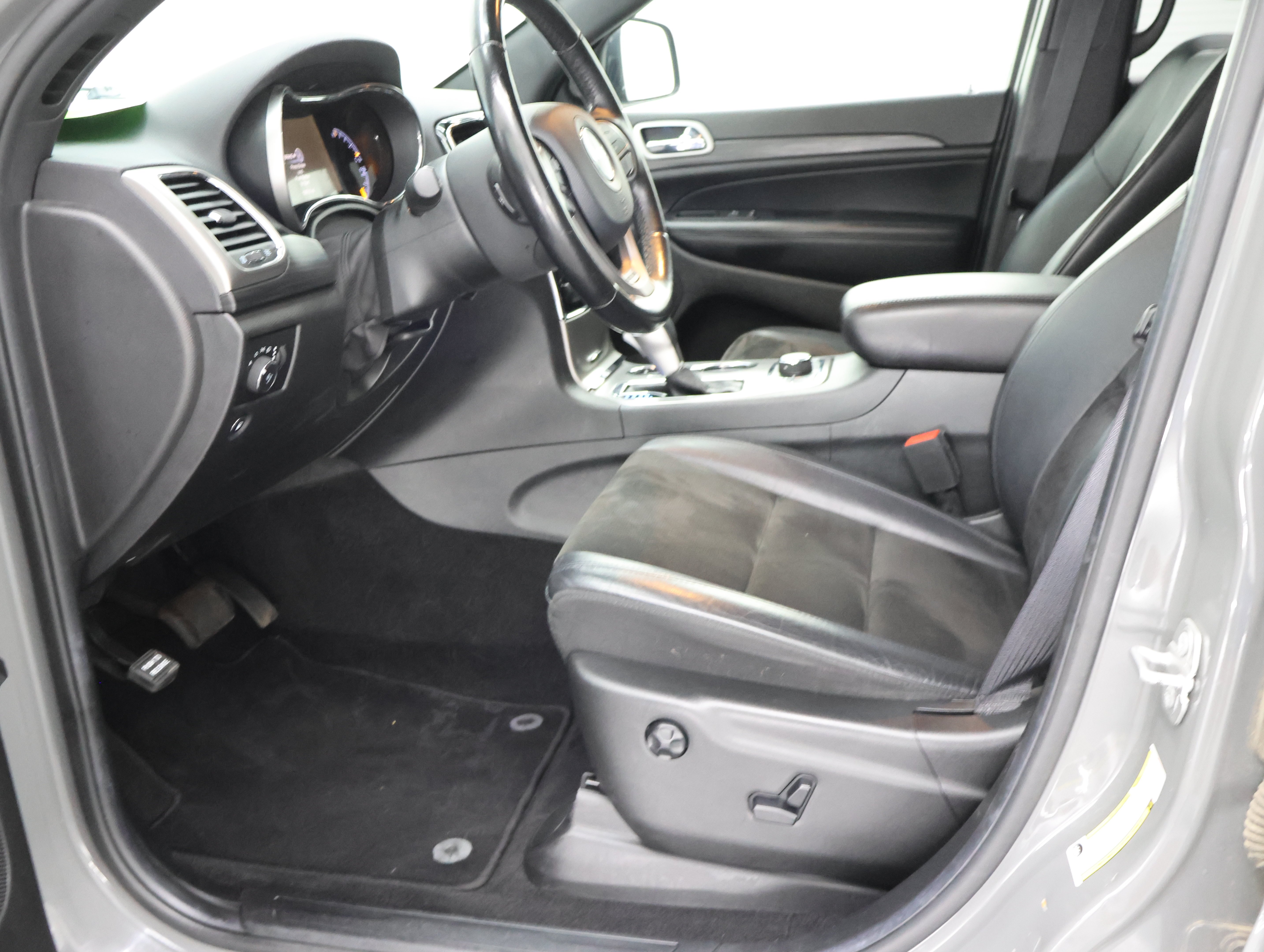 Used 2020 Sting-Gray Clearcoat Jeep 4x4 Altitude: ALTITUDE-4WD-NAV-MOON-HEATED SEATS-BACKUP CAM-1 OWNER image 8