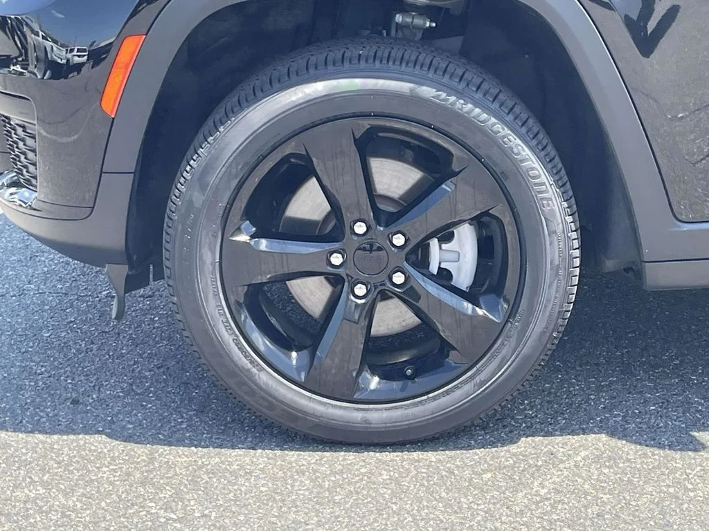 Used 2023 Black Jeep Altitude image 11
