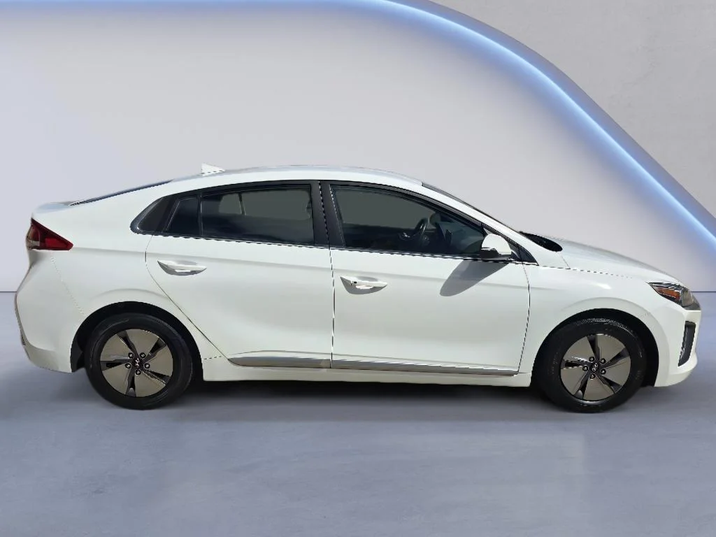 Used 2021 Ceramic White Hyundai SE image 6