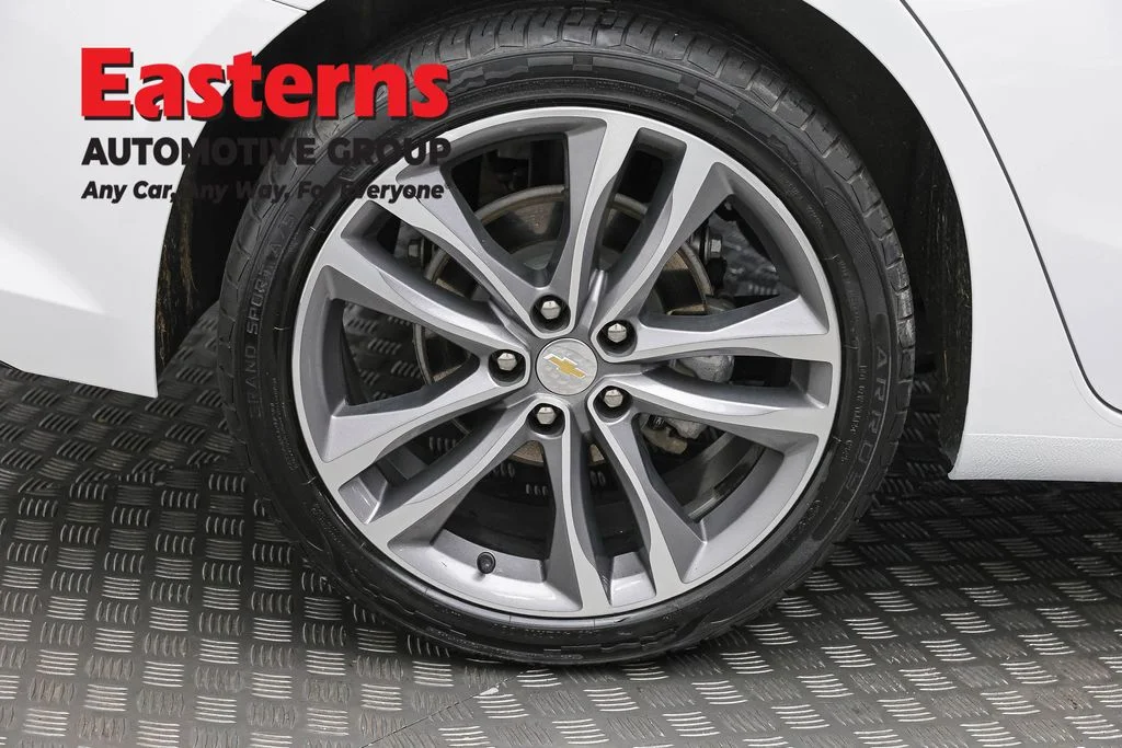 Used 2024 White Chevrolet LT image 32