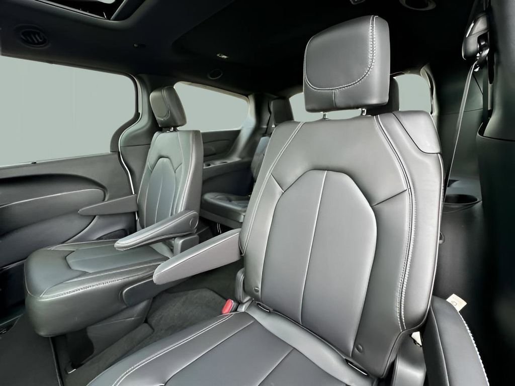 New 2024 Bright White Clear-Coat Exterior Paint Chrysler Touring L image 32