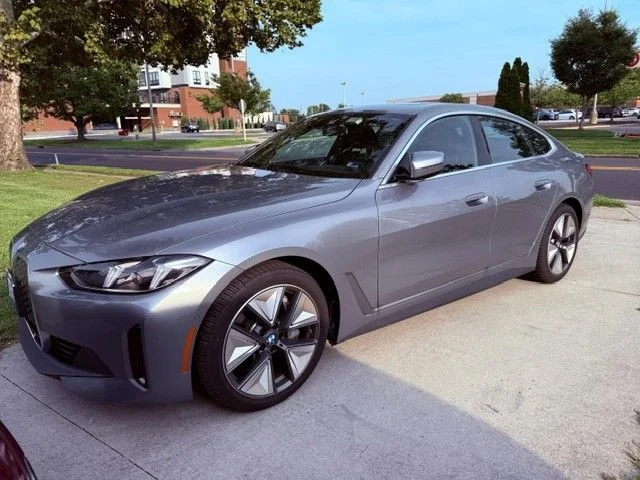Used 2025 Skyscraper Grey Metallic BMW xDrive40 image 1