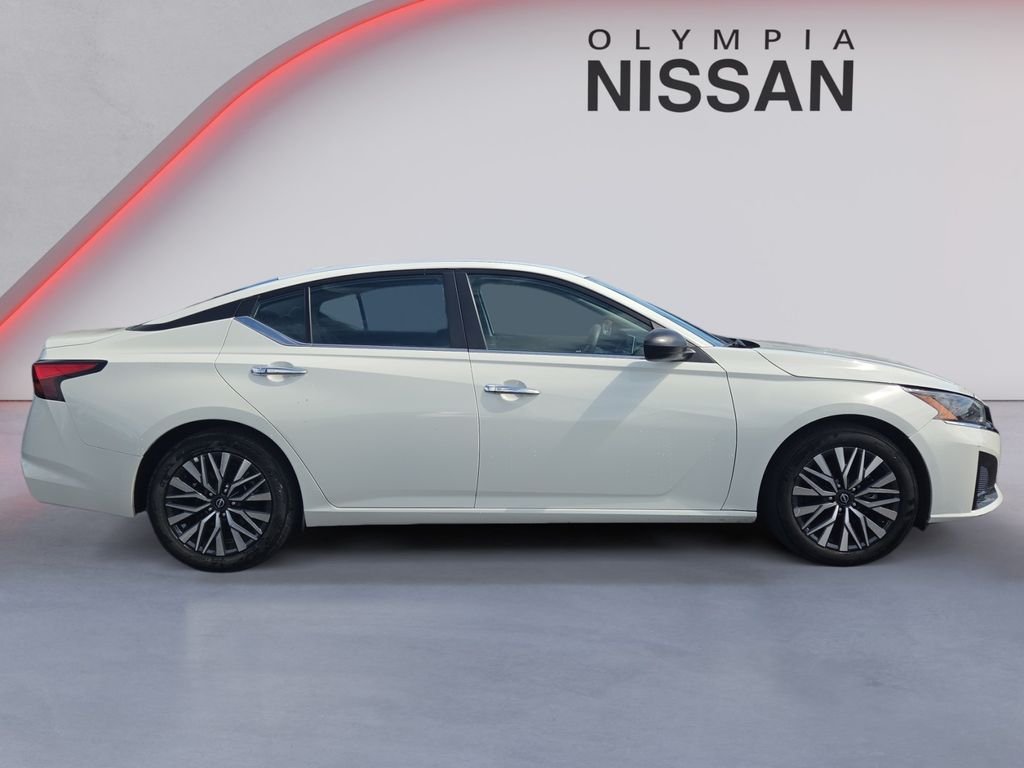 Used 2025 White Nissan 2.5 SV image 7