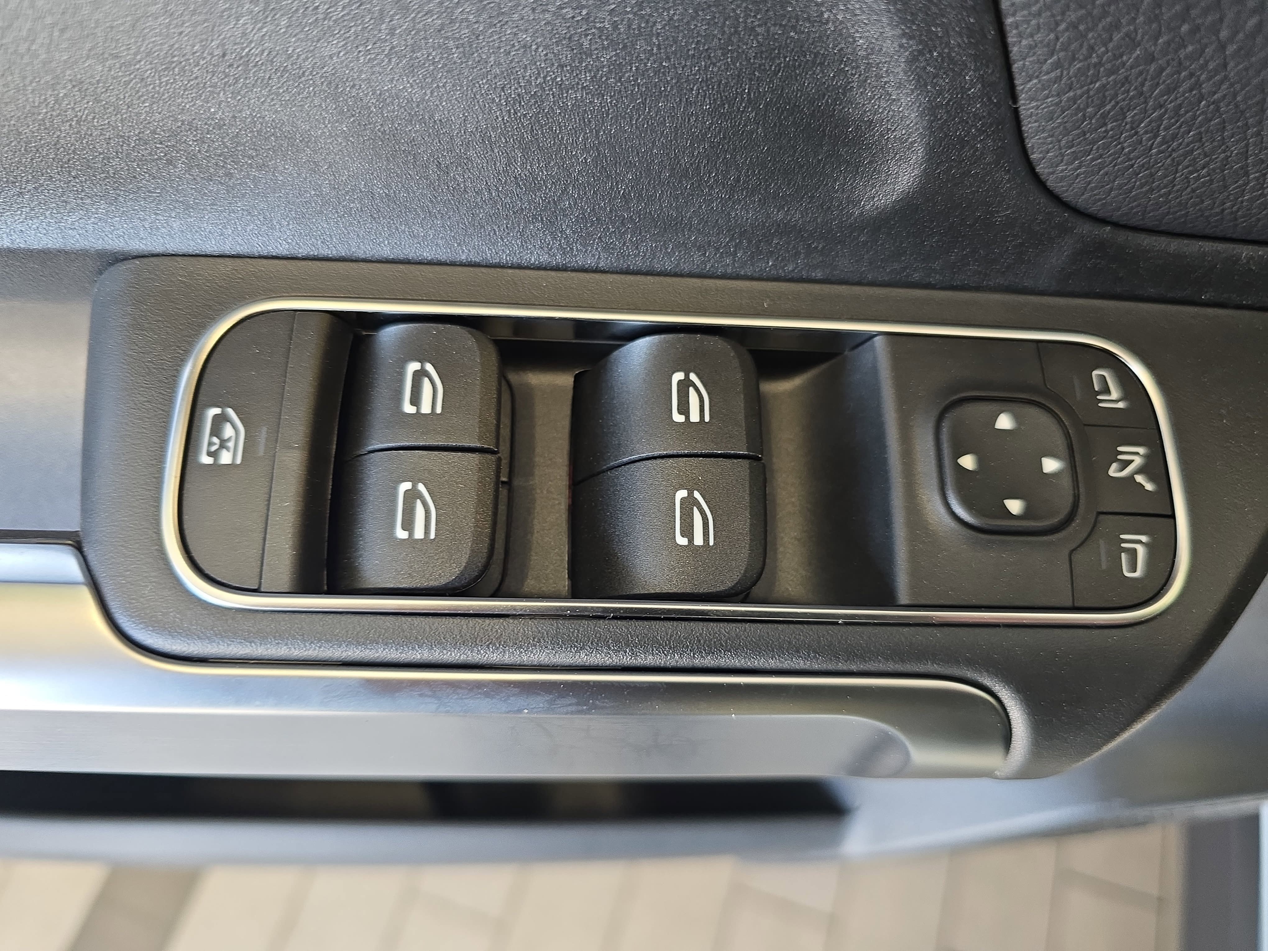 New 2026 Polar White Mercedes-Benz GLB250 image 28