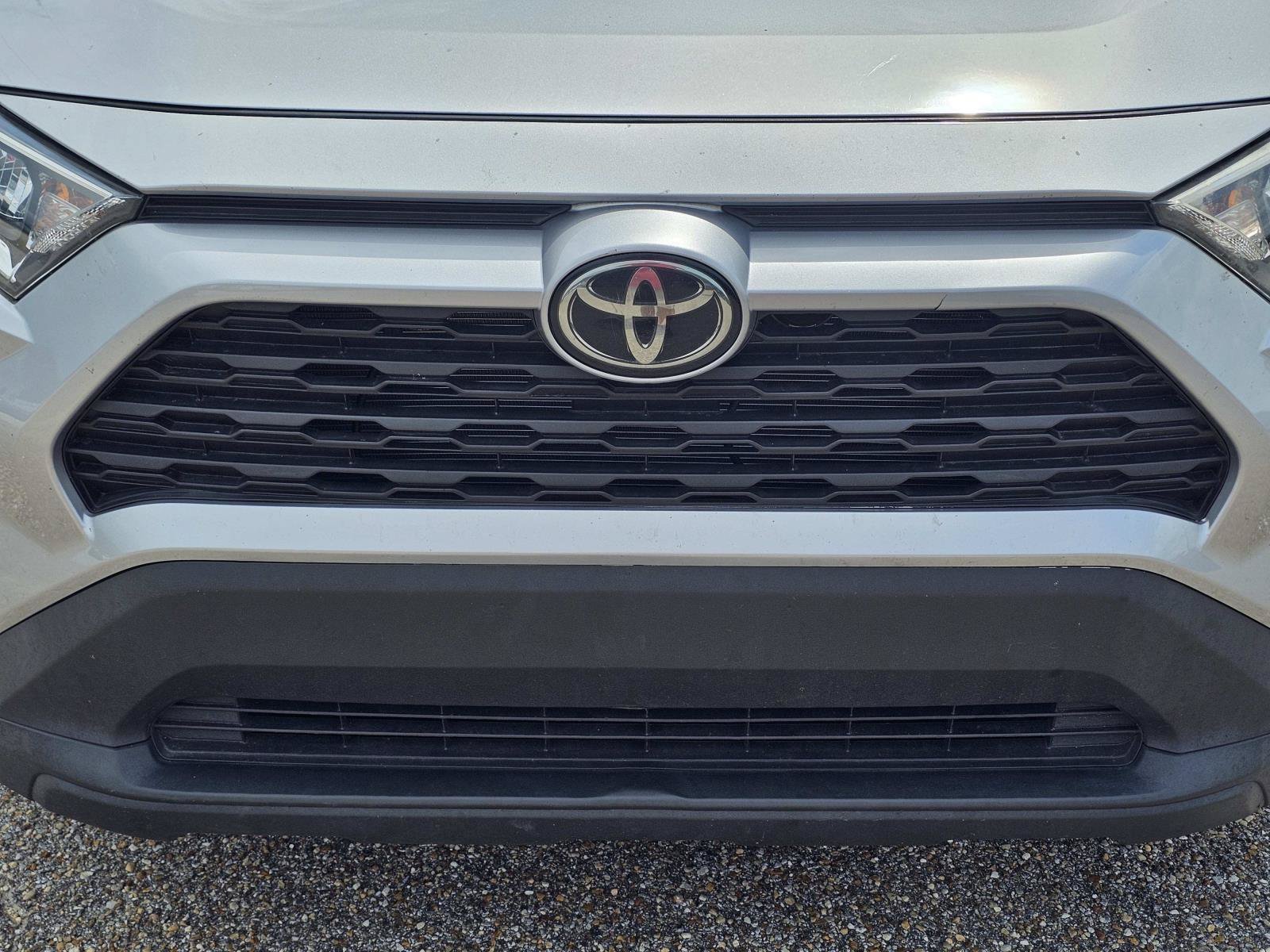 Used 2021 Silver Toyota XLE image 3