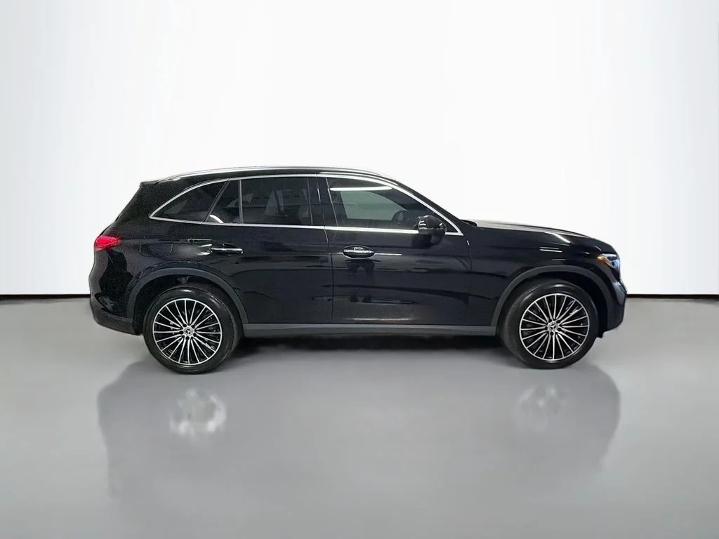 Used 2025  Mercedes-Benz GLC 300 image 6