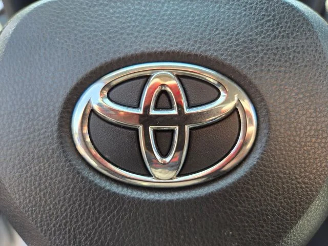 2025 Toyota RAV4 XLE - Photo 32