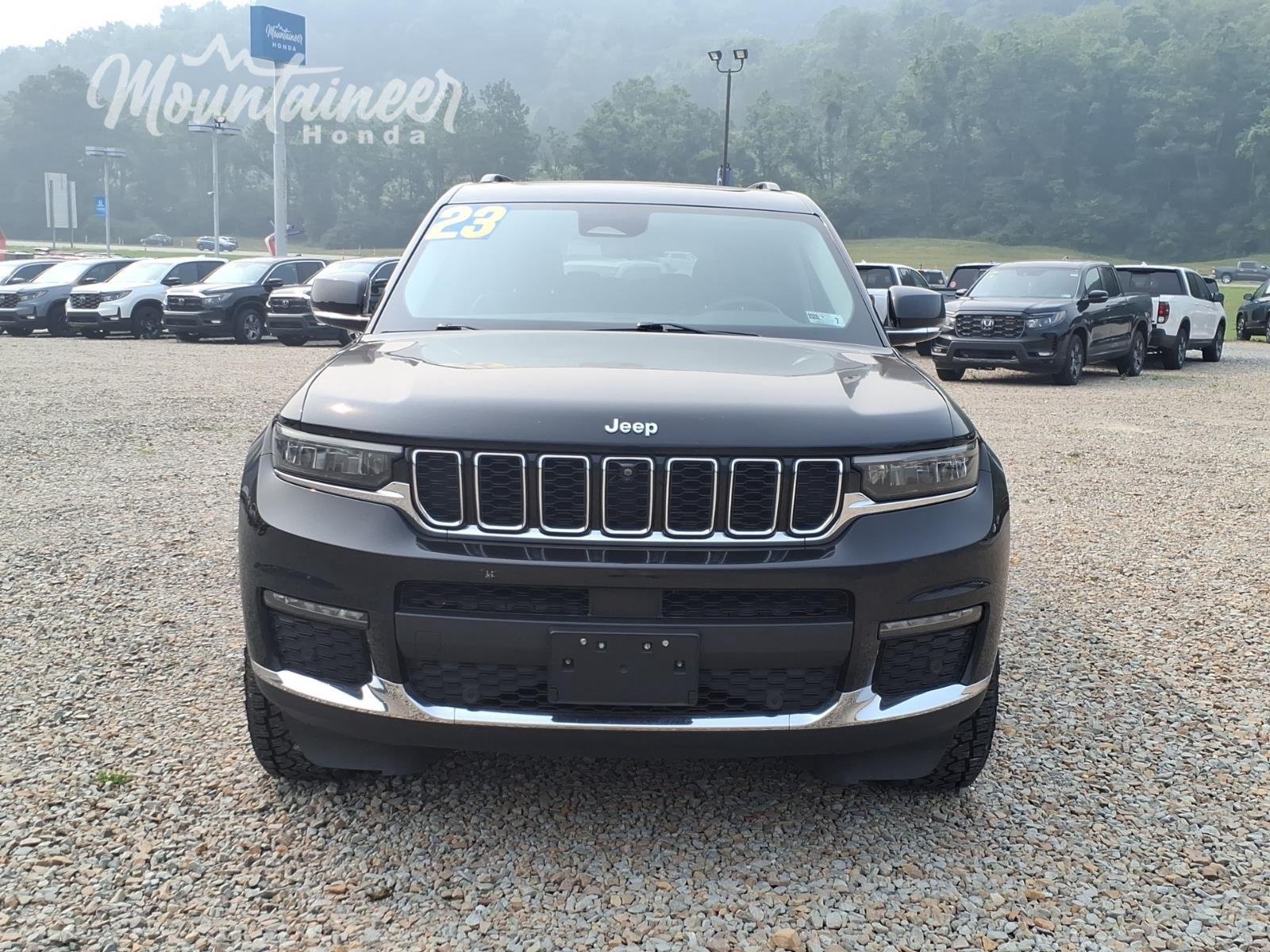 Used 2023 Diamond Black Crystal Pearlcoat Jeep Limited image 3