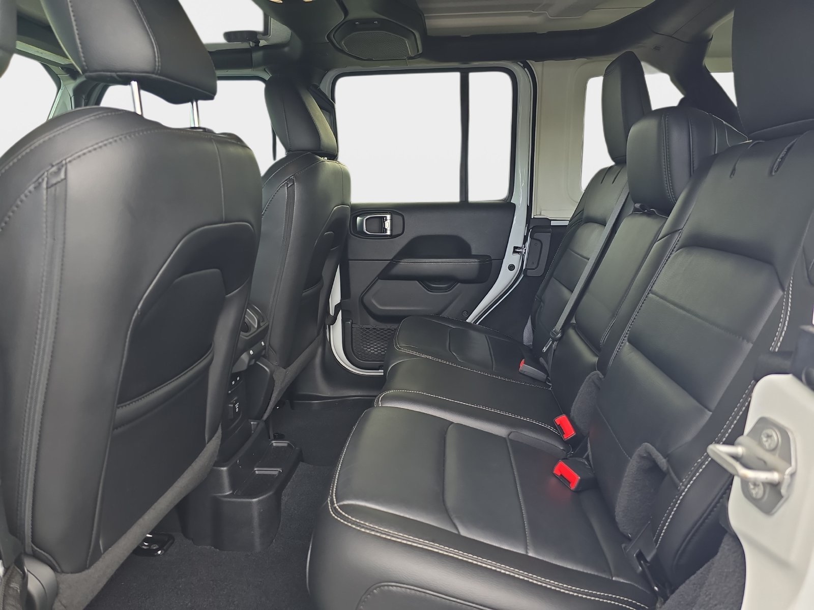 Used 2021 White Jeep Unlimited Sahara image 17