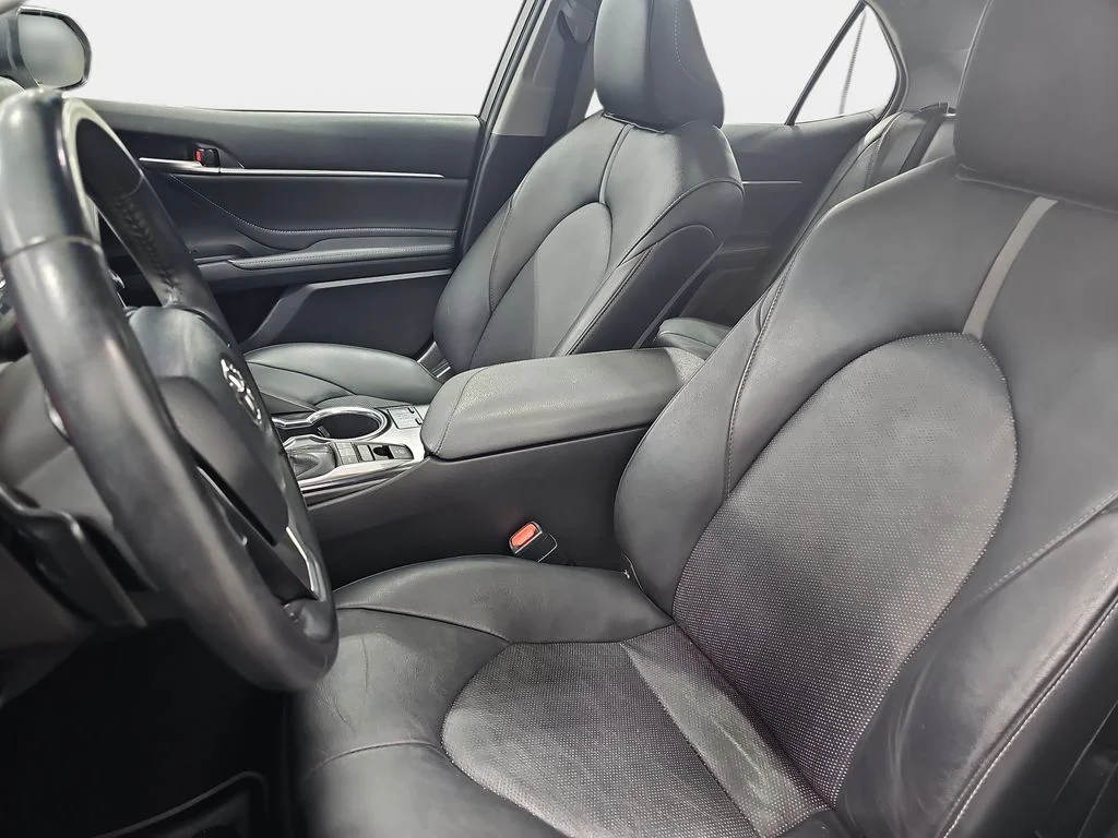 Used 2018 Beige Toyota XSE V6 image 16