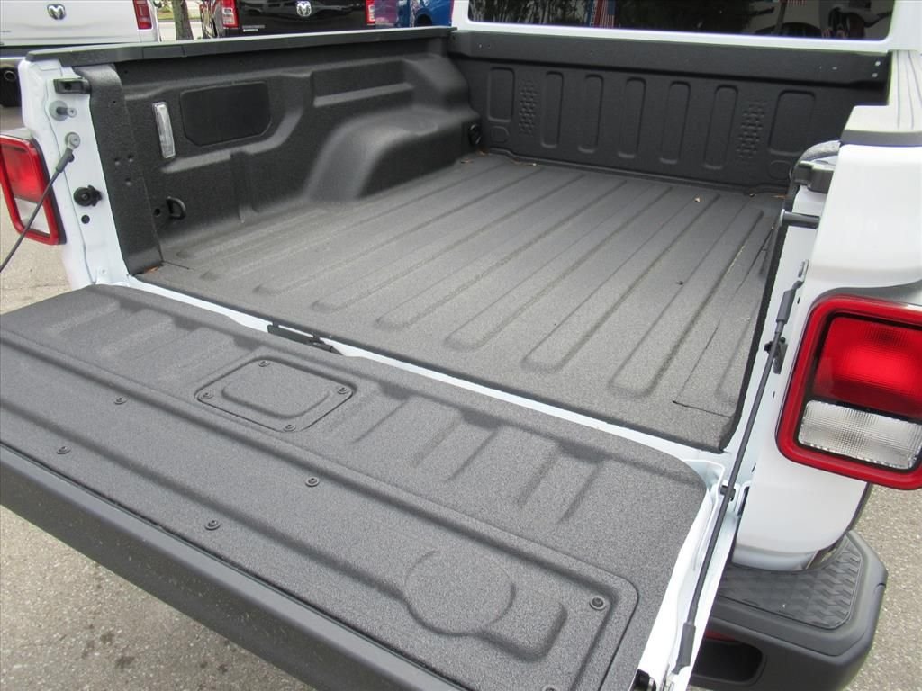 New 2026 Bright White Clear-Coat Exterior Paint Jeep Sport S image 27