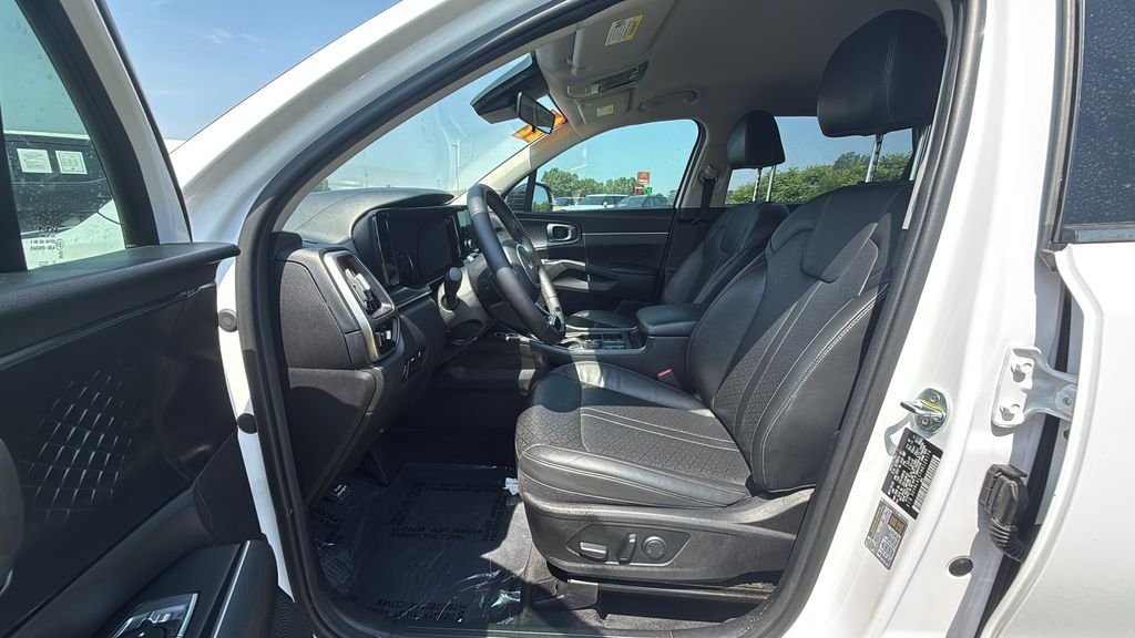 Used 2022 White Kia S image 19