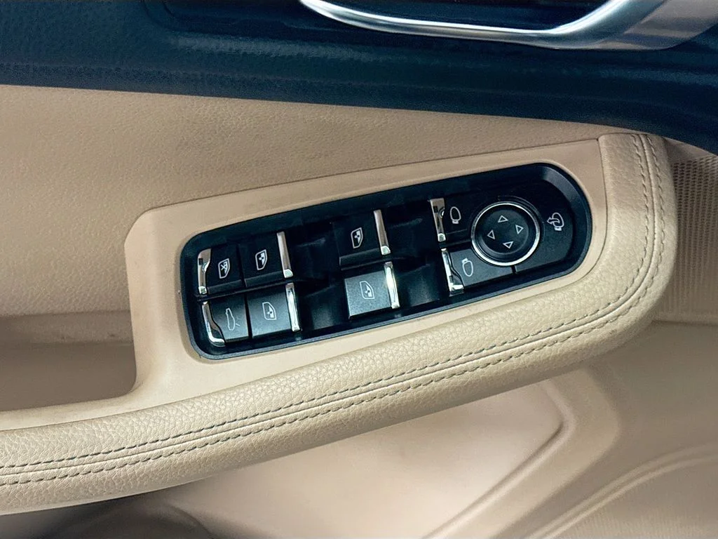 Used 2022  Porsche Base image 19