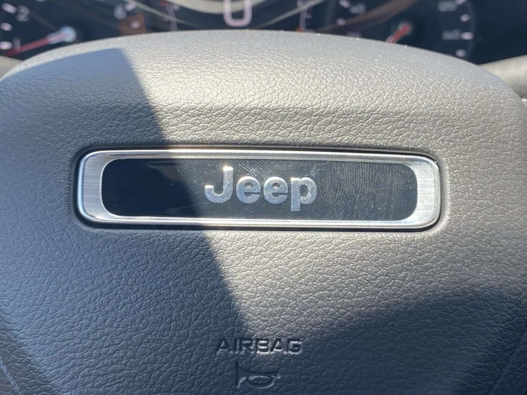 New 2026 Diamond Black Crystal Pearlcoat Jeep Latitude Altitude image 28