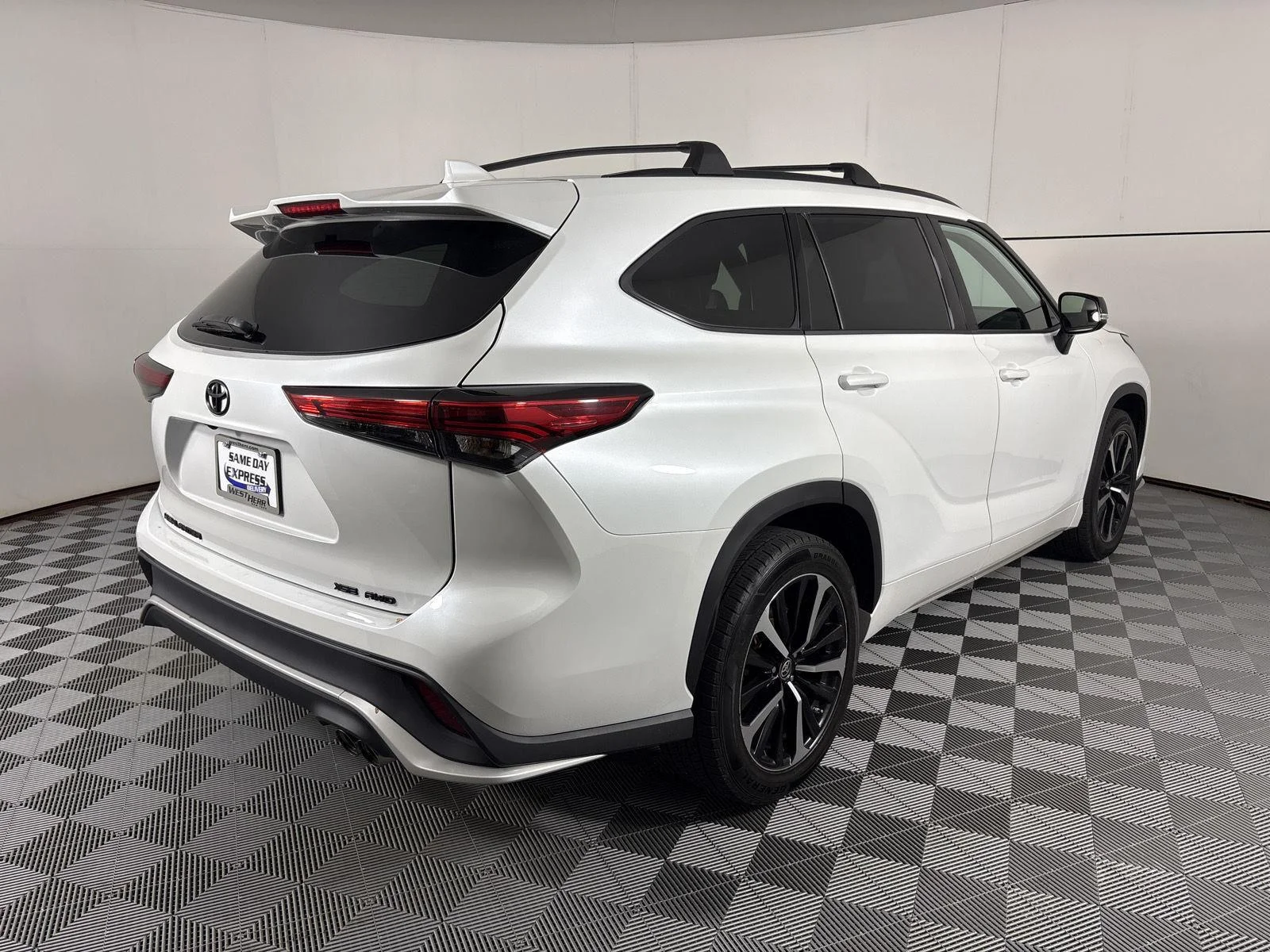 Used 2022 Wind Chill Pearl Toyota XSE image 21