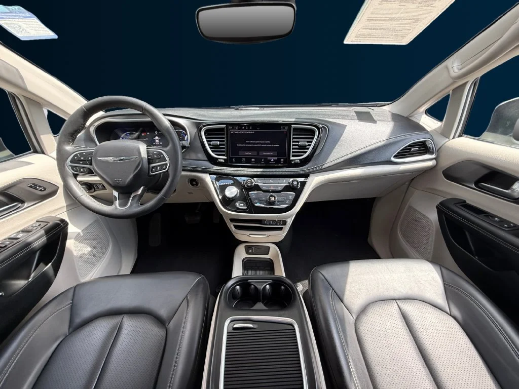 Used 2023 Silver Chrysler Touring L image 12