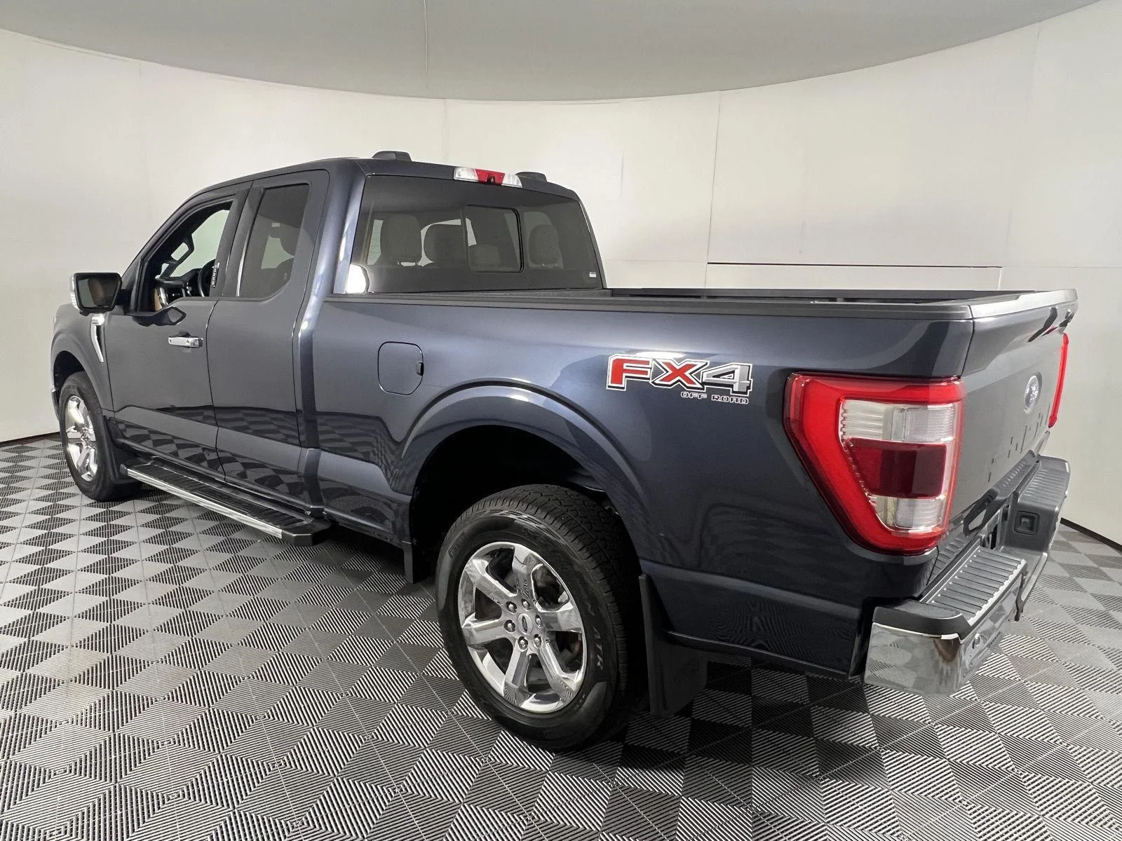 Used 2022 Smoked Quartz Metallic Tinted Clearcoat Ford LARIAT image 8