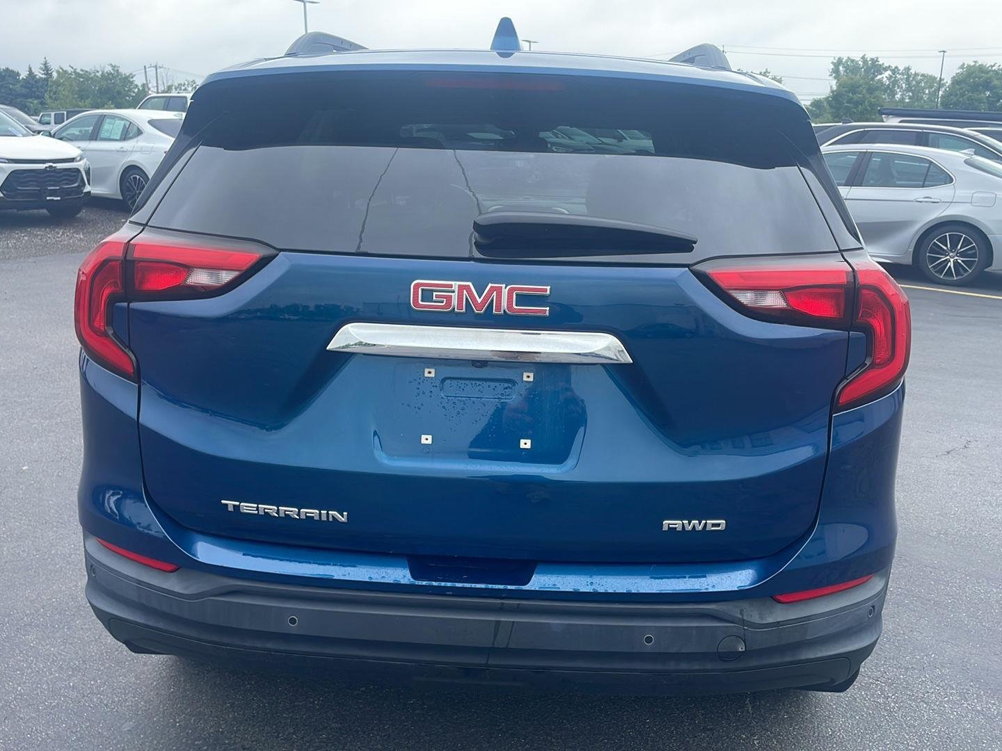 Used 2021 Blue Emerald Metallic GMC SLE image 10