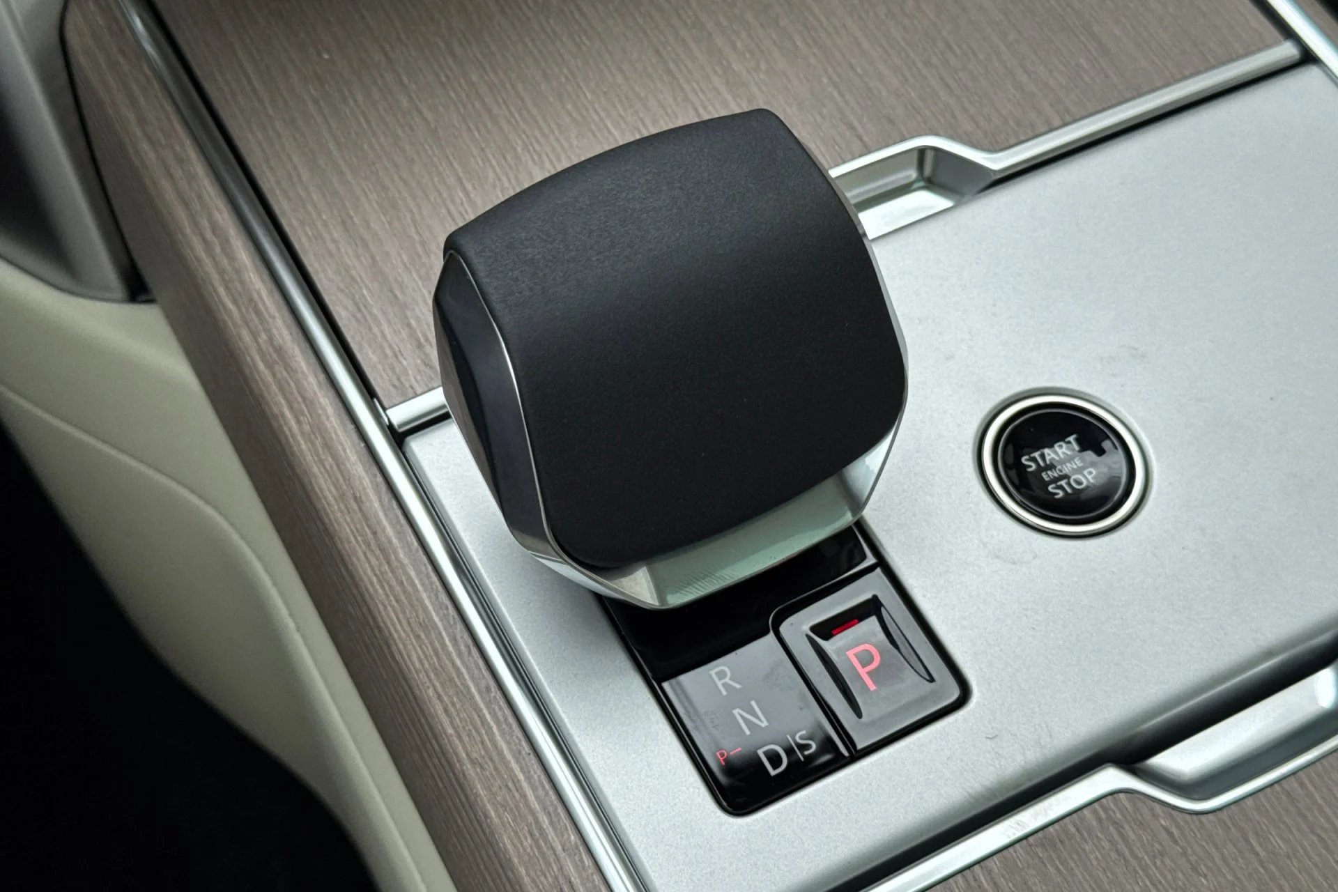 New 2026 Belgravia Green Land Rover SE image 24