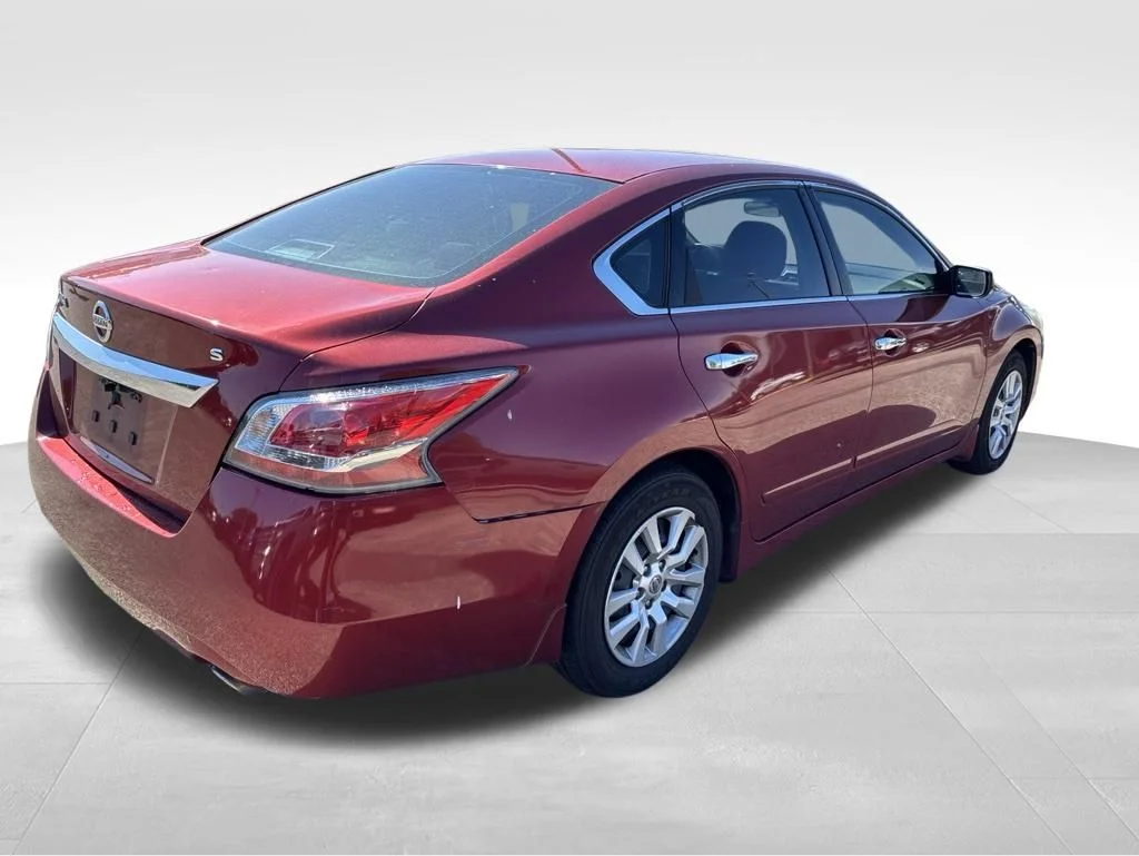 Used 2015 Red Nissan 2.5 S image 5