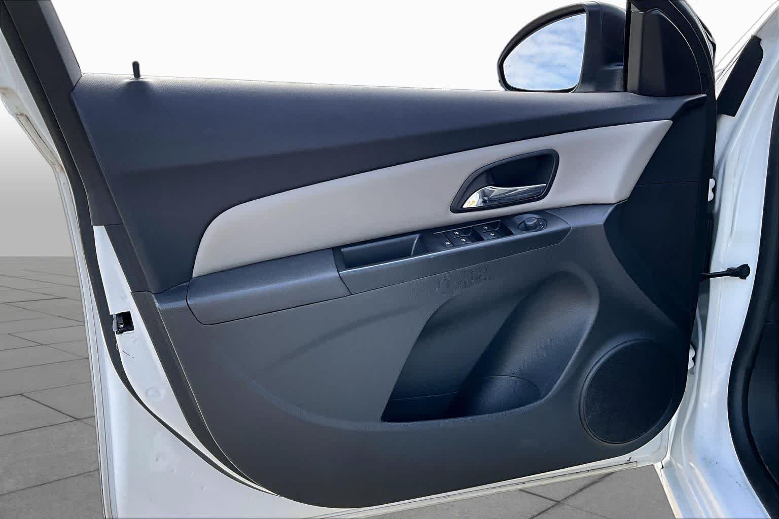 Used 2014 Summit White Chevrolet LS image 19