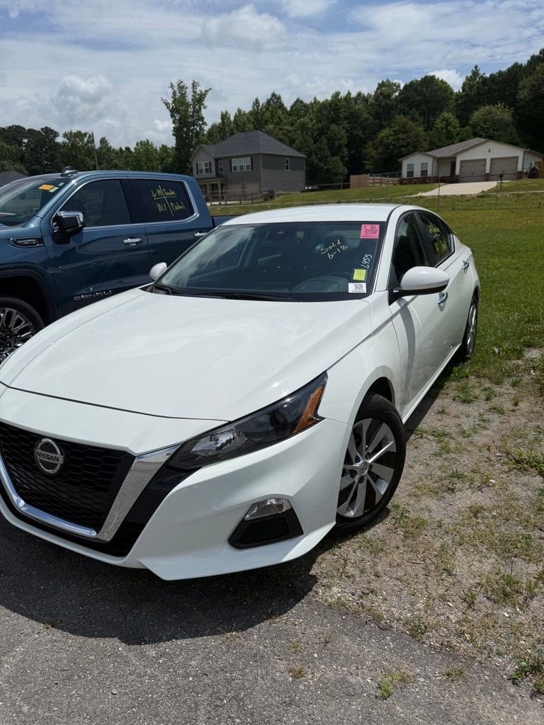 Used 2022 Glacier White Nissan 2.5 S image 2