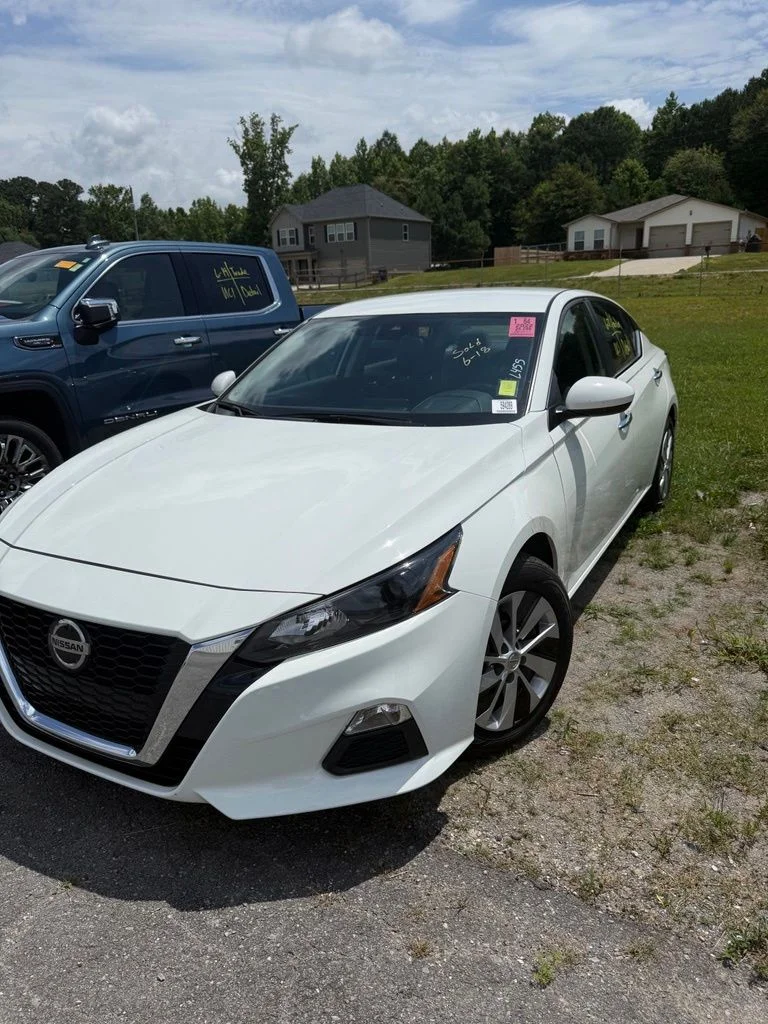 Used 2022 White Nissan 2.5 S image 2