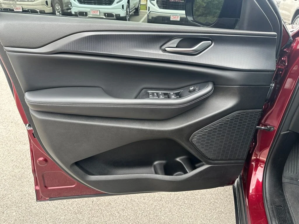 Used 2023 Red Jeep Altitude X image 11