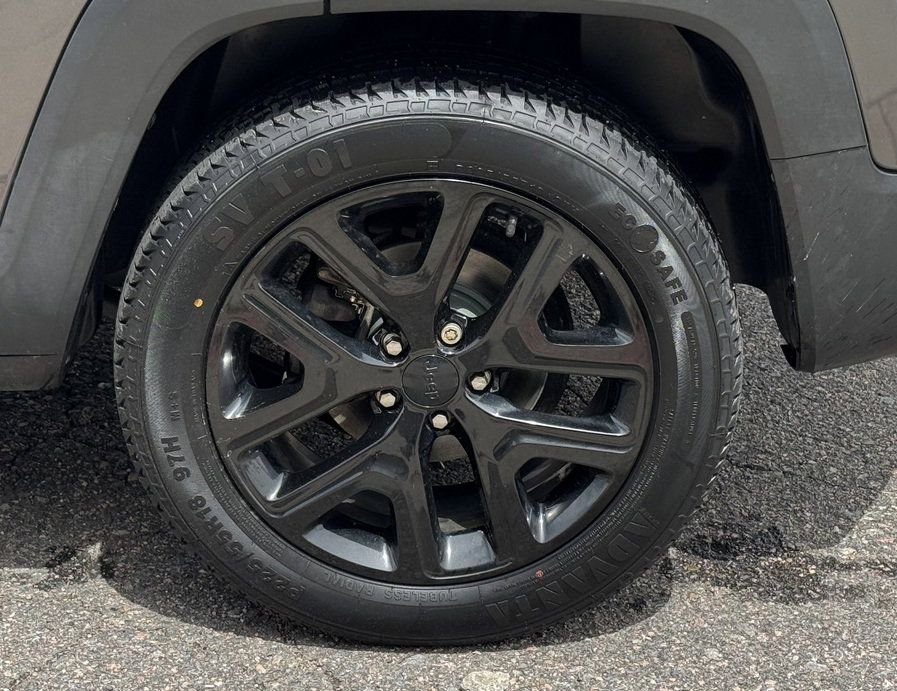 Used 2018 Gray Jeep Latitude image 11
