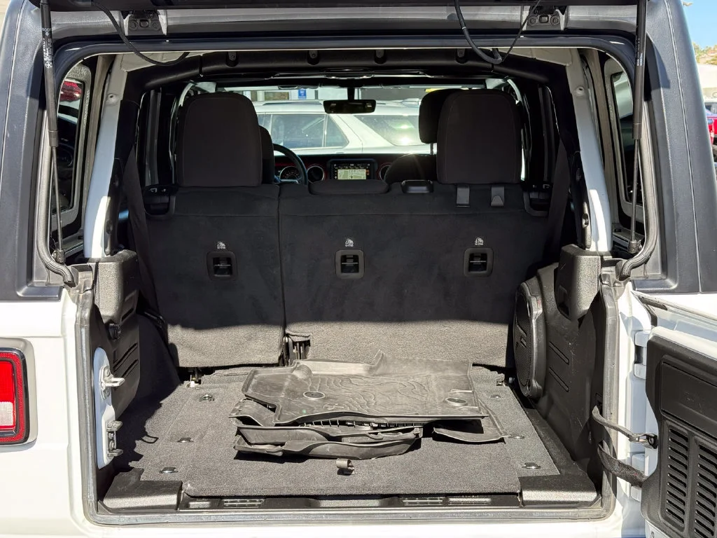 Used 2023  Jeep Rubicon image 11