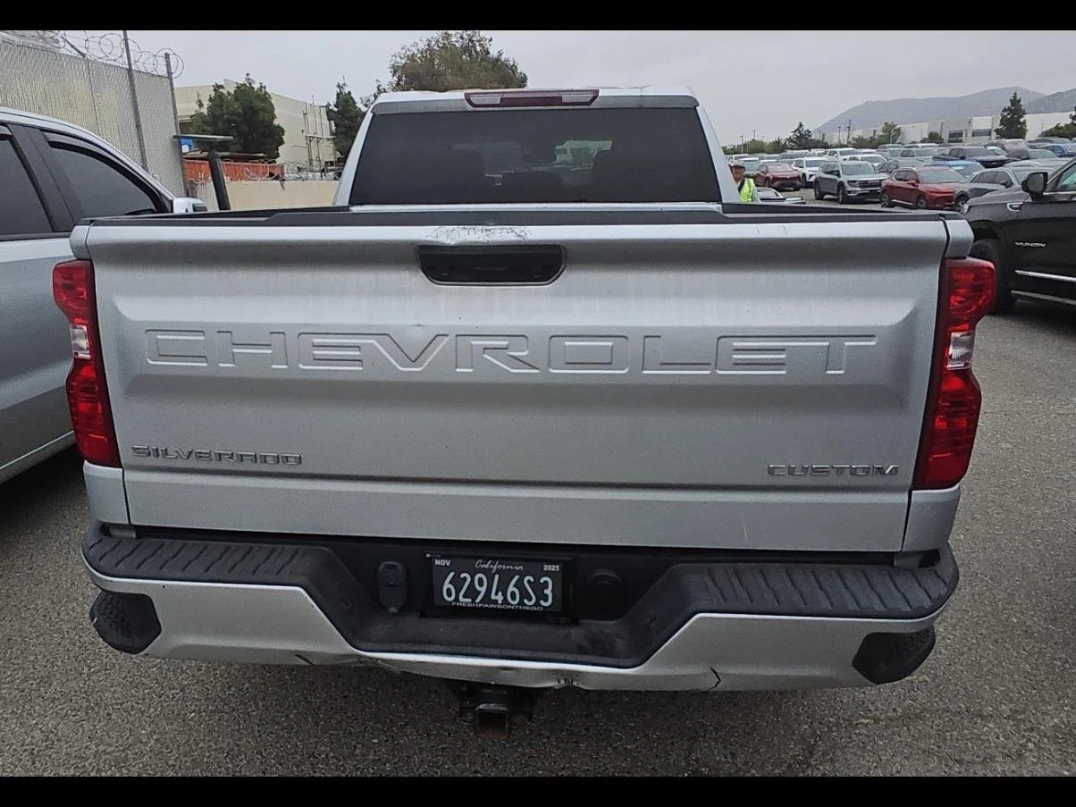 Used 2022 Silver Ice Metallic Chevrolet Custom image 9