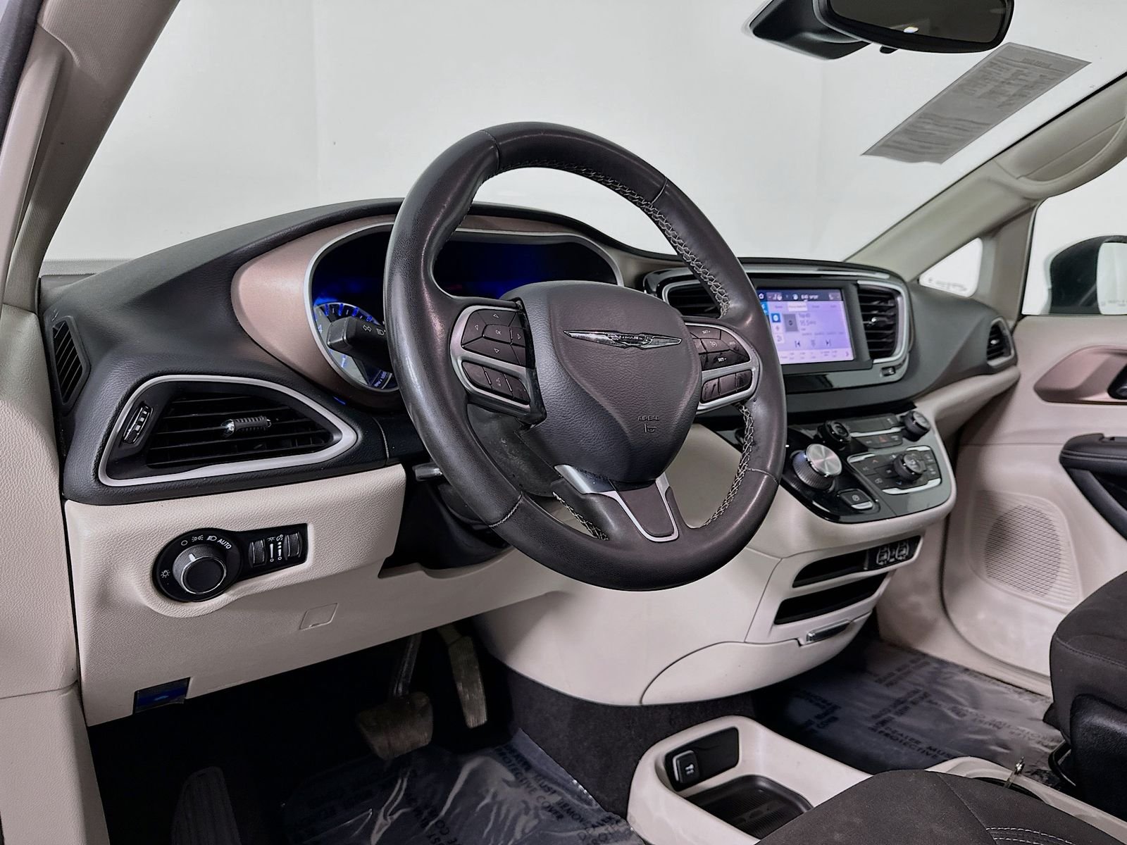 Used 2023 Bright White Clearcoat Chrysler LX image 10