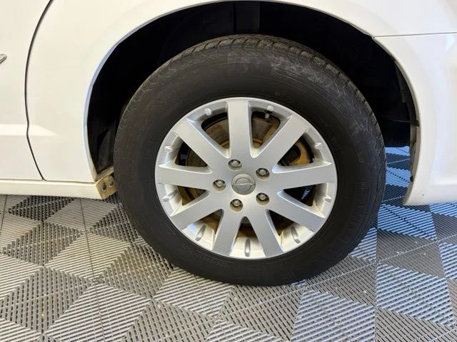 Used 2013 White Chrysler Touring image 49