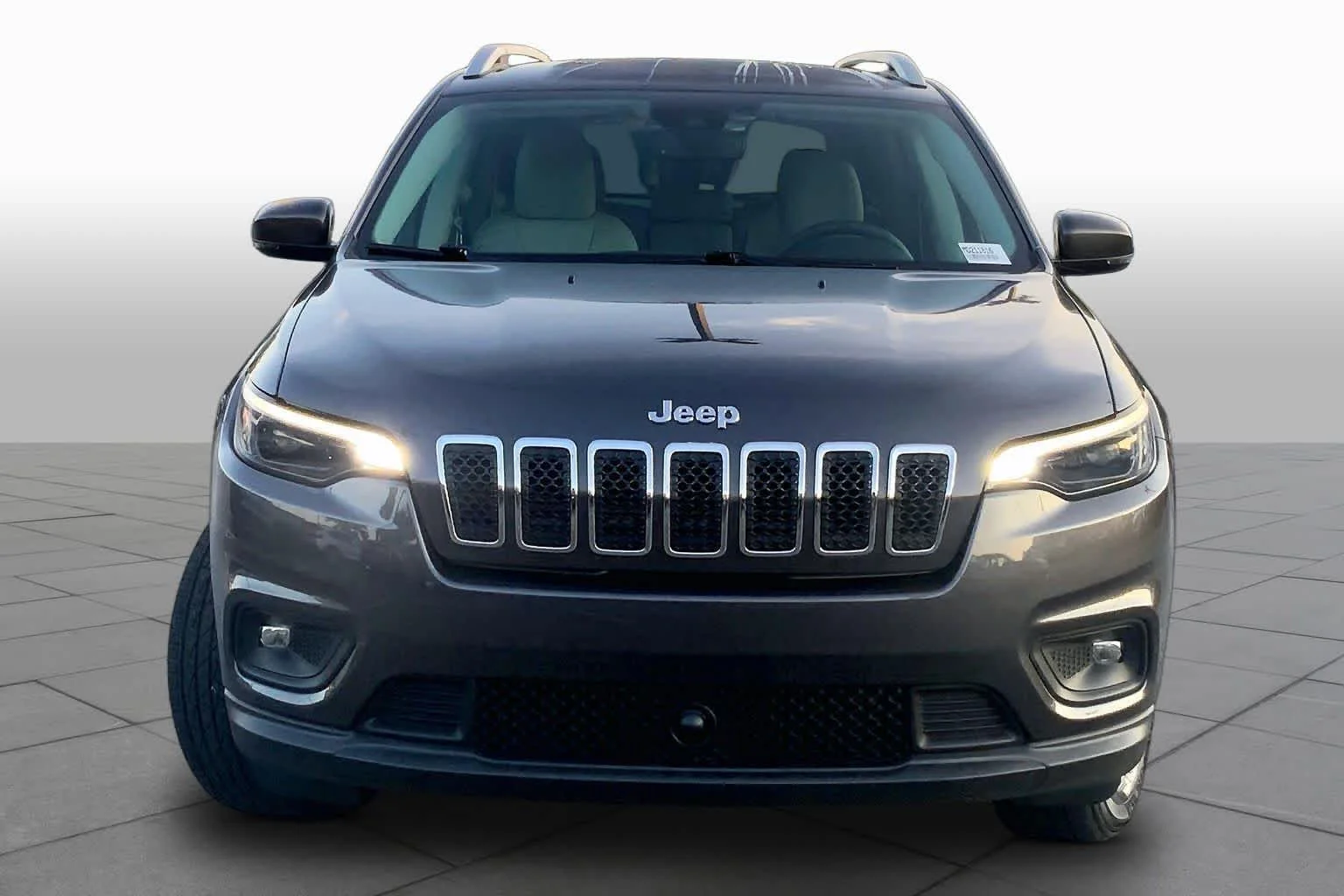 Used 2021 Granite Crystal Metallic Clearcoat Jeep Latitude Lux image 4
