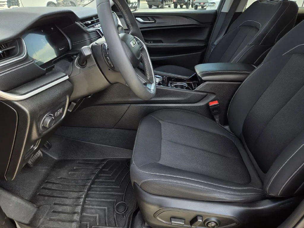Used 2023 Red Jeep Laredo image 12