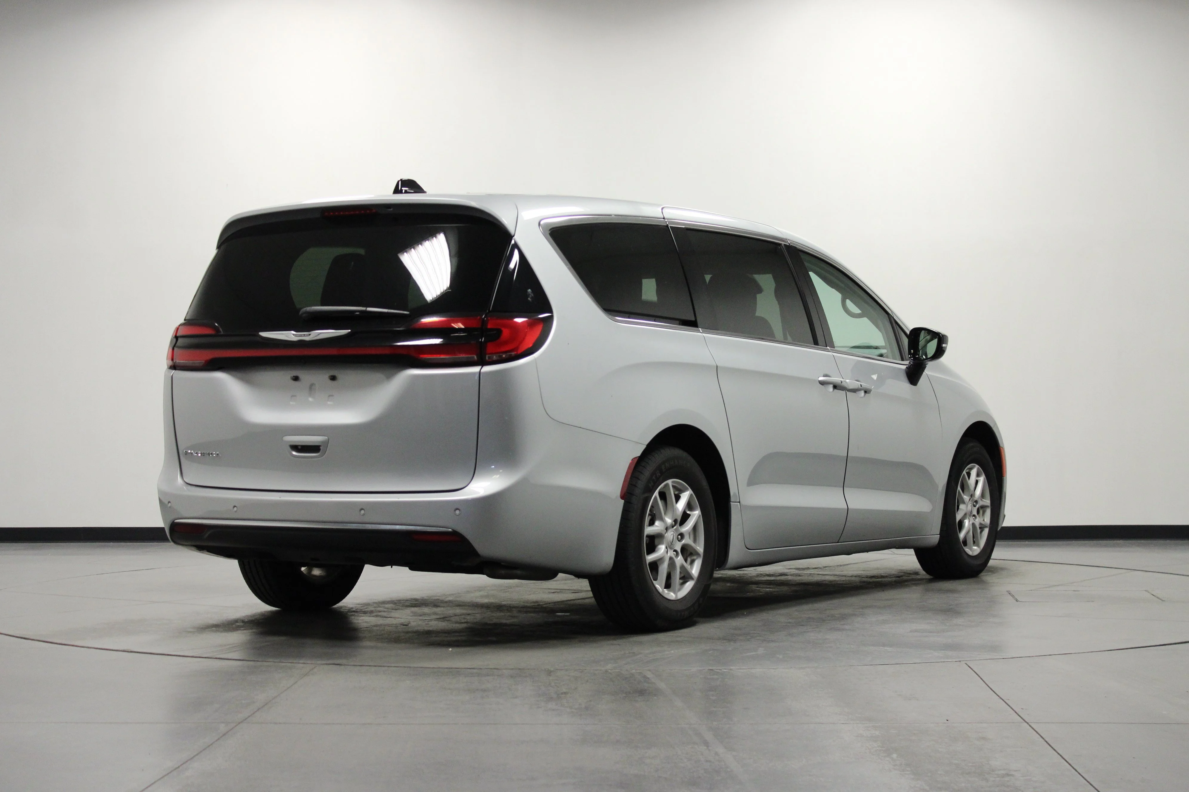 Used 2024 Silver Mist Clearcoat Chrysler Touring L image 4