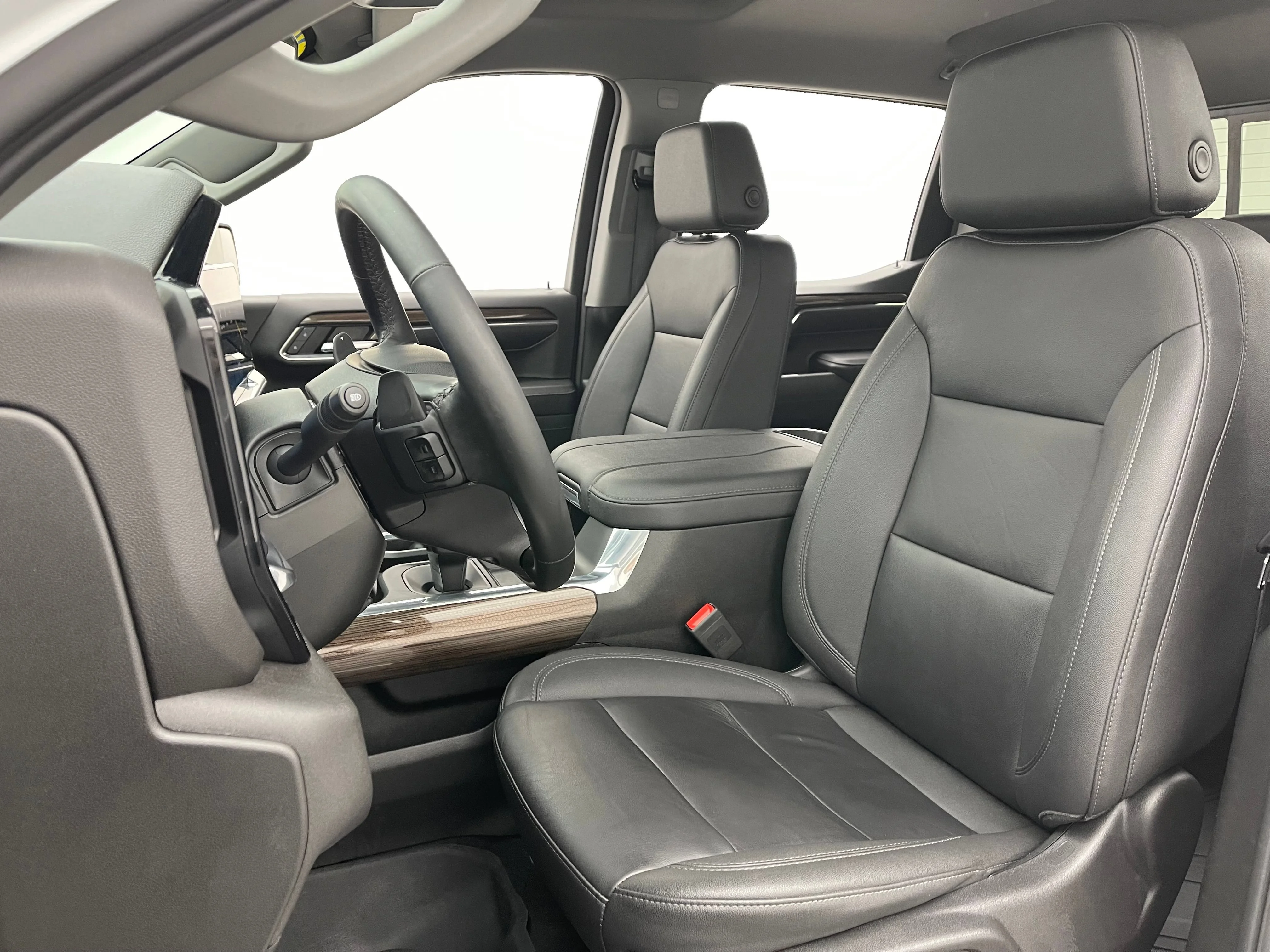 Used 2024 Summit White Chevrolet RST image 17