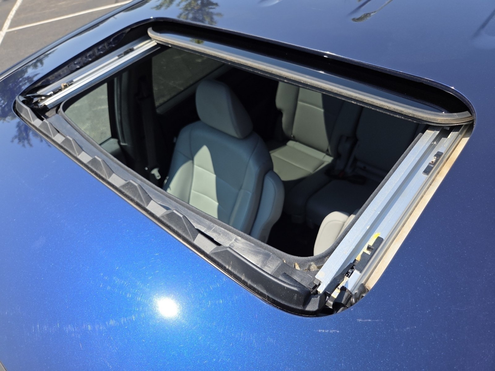 Certified Used 2022 Obsidian Blue Pearl Honda EX-L image 4