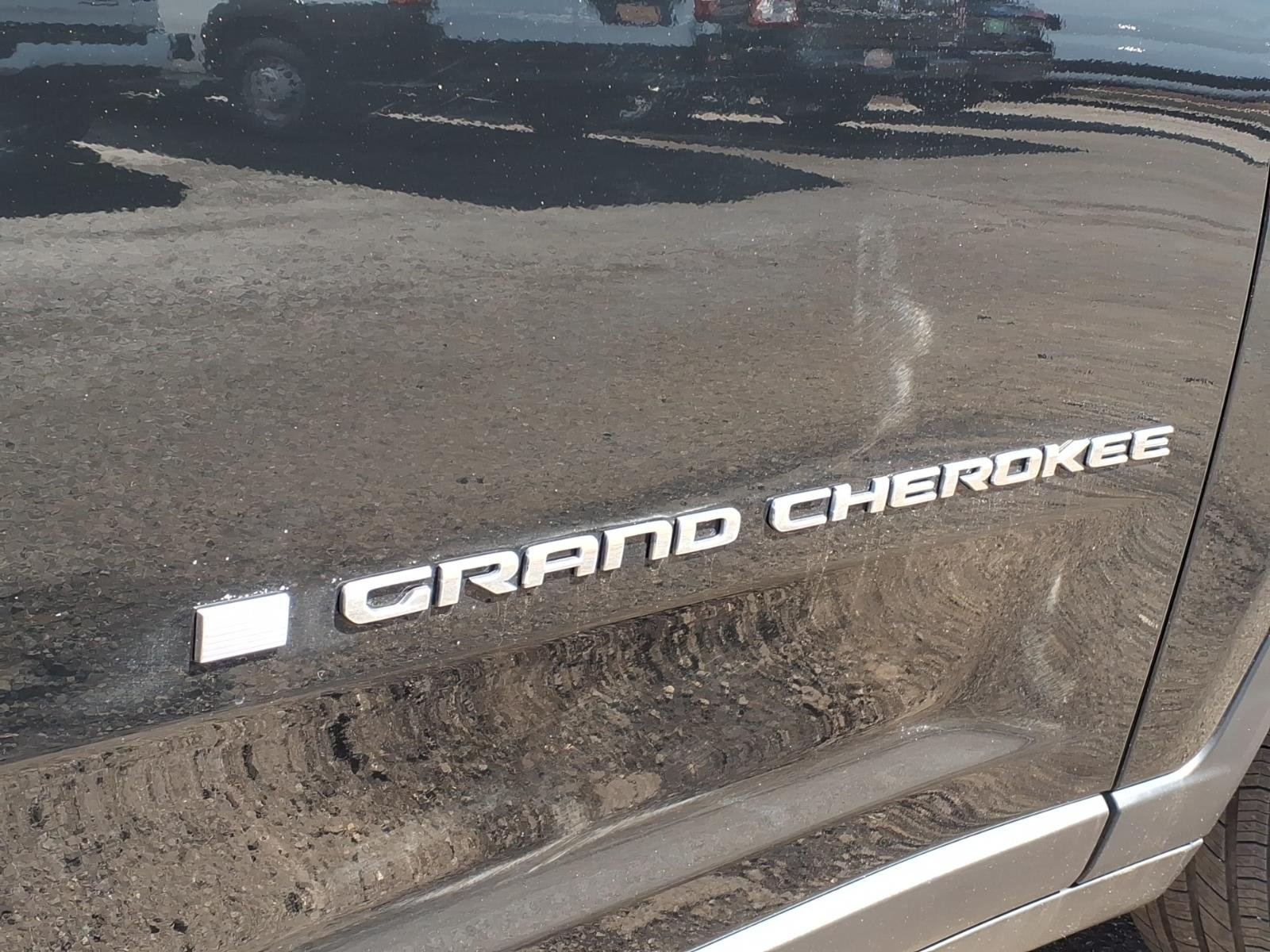 Used 2023 Black Jeep Laredo image 28