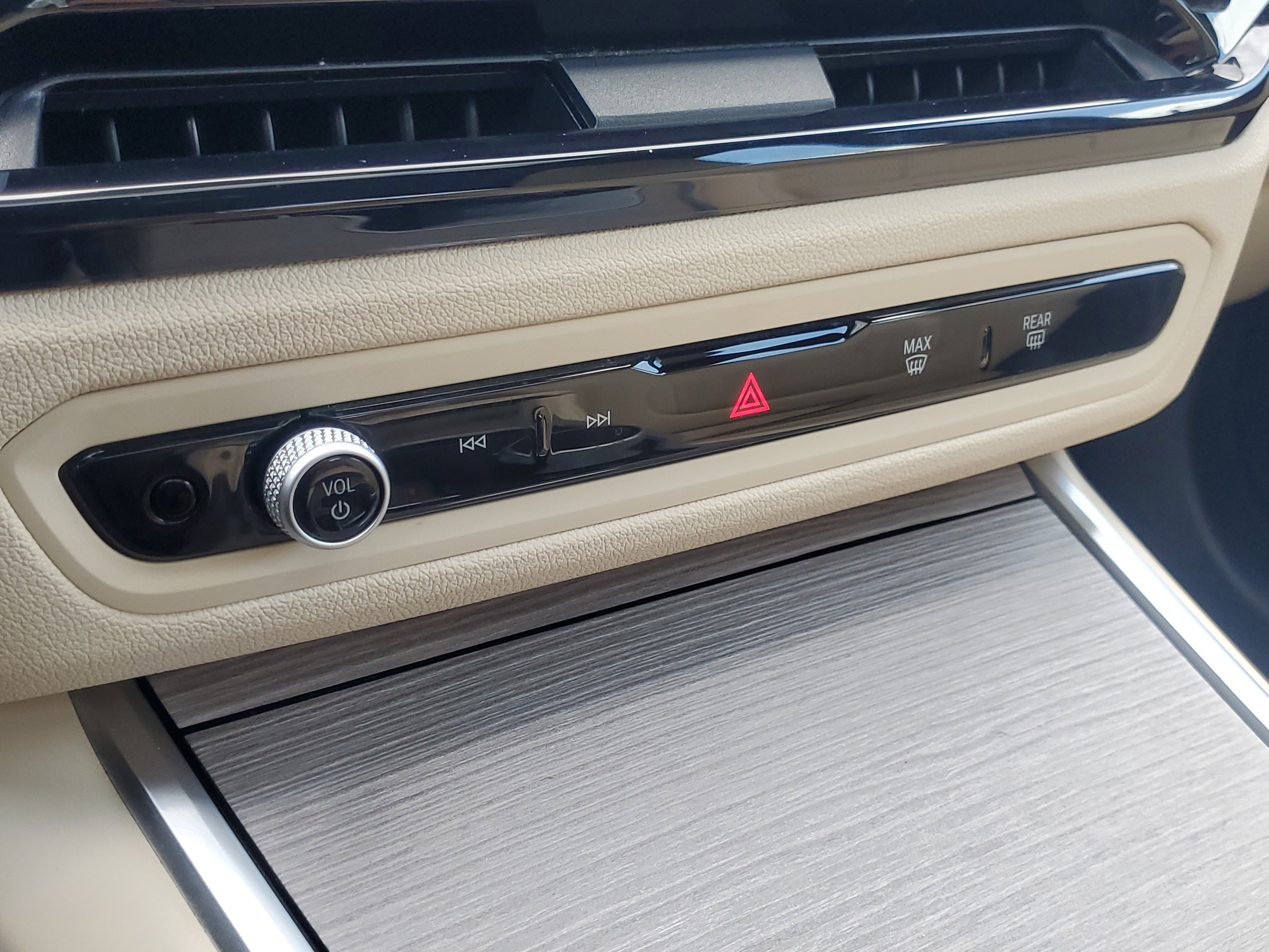 Used 2025 White Metallic BMW 330i image 33