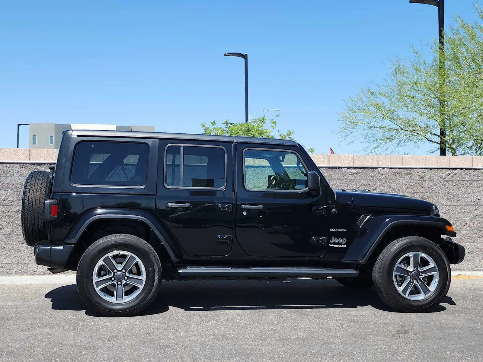 Used 2022 Black Clearcoat Jeep Unlimited Sahara image 9