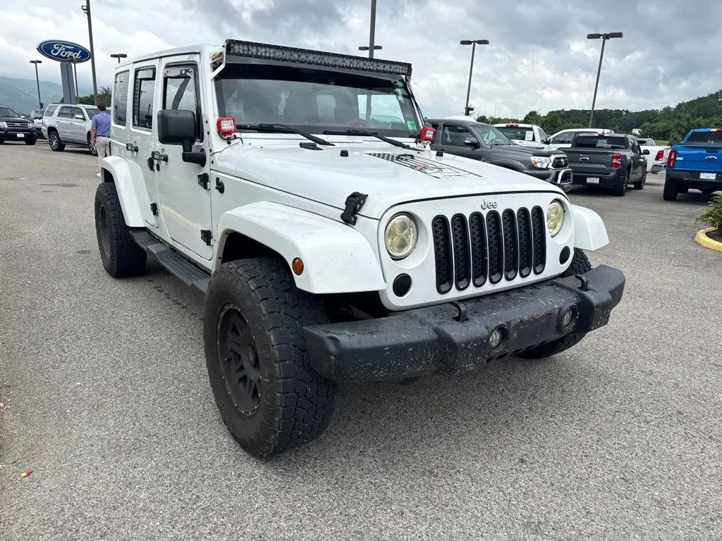 Used 2013 Bright White Jeep Unlimited Sahara image 5