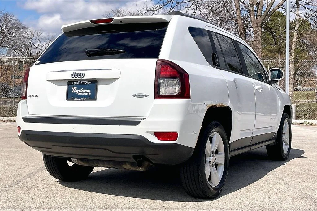 Used 2016 White Jeep Latitude image 12