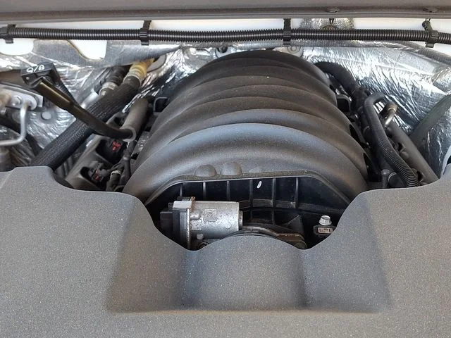 Used 2015 White GMC SLE image 29