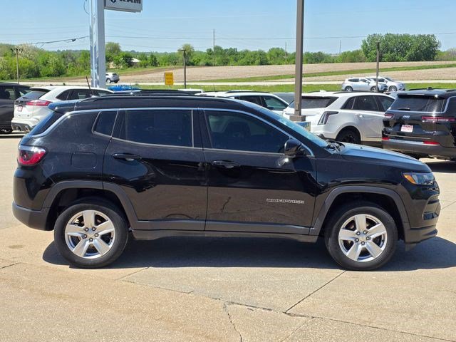 Certified Used 2022 Diamond Black Crystal Pearlcoat Jeep Latitude image 8