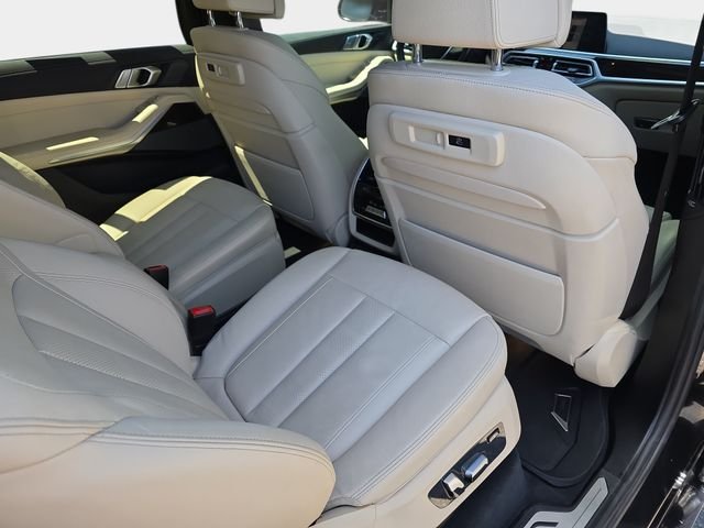Used 2021 Black BMW xDrive40i image 13