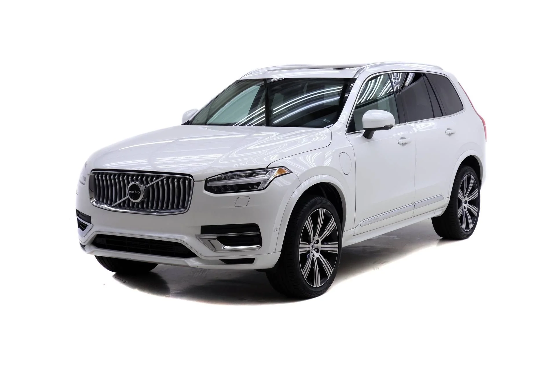 Certified Used 2023 White Volvo T8 Plus 6 Passenger image 1