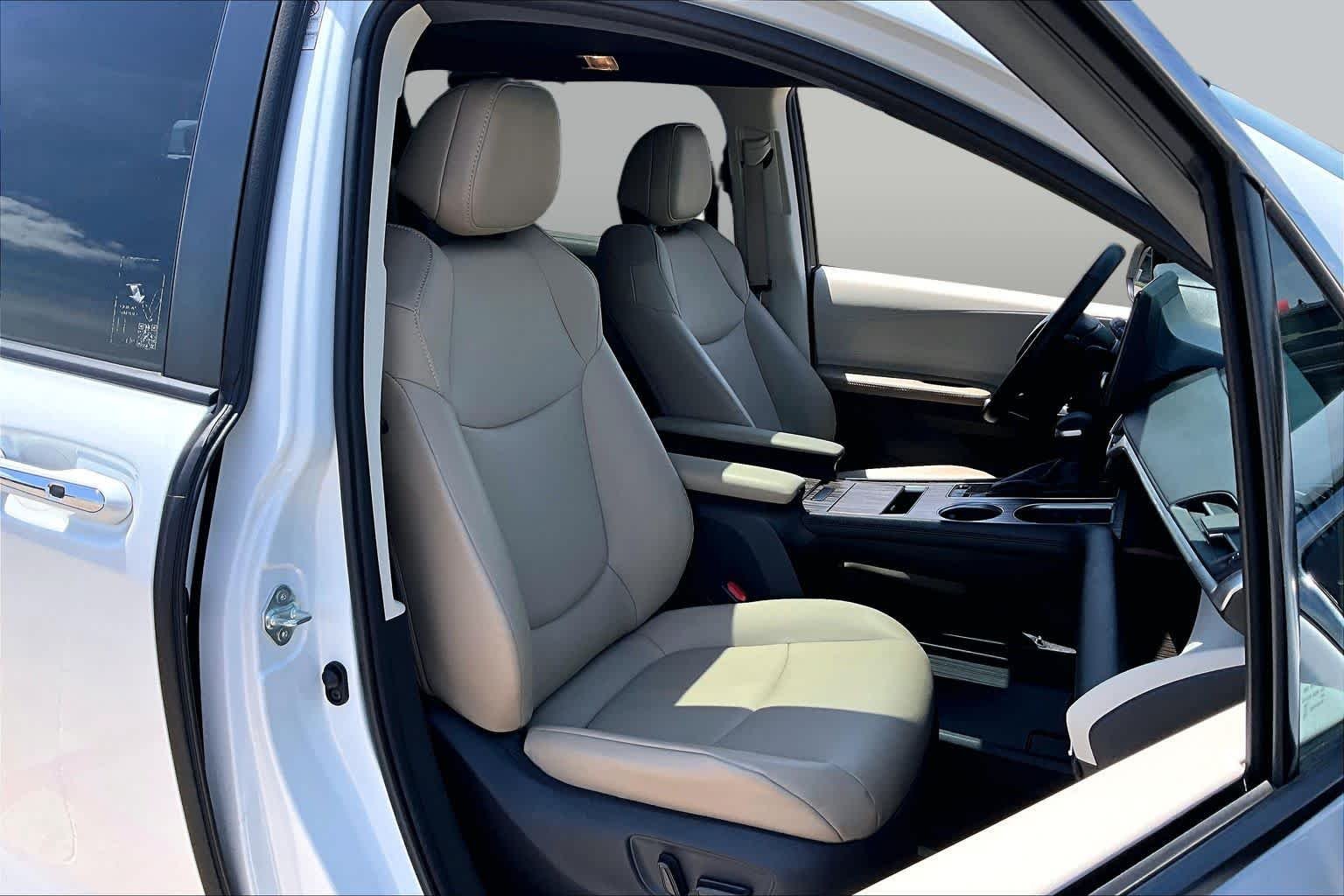 Used 2022 Wind Chill Pearl Toyota XLE image 9