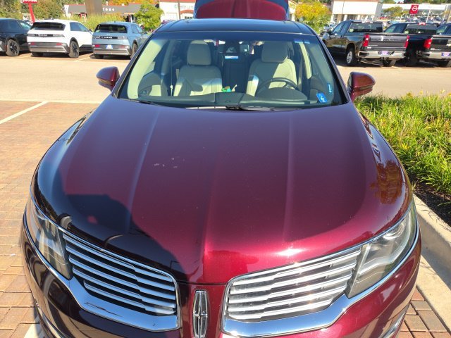 Used 2017 Red Lincoln Reserve image 4